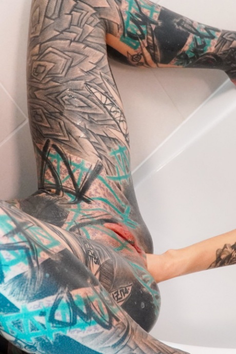 Альтернативные девушки Анускацц и Стейси Блум сжимают киски кулаками во время лесбийского секса в ванне 11