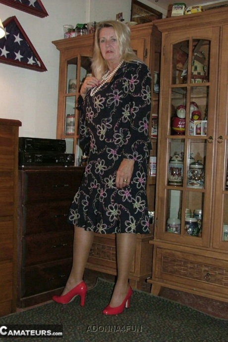 Толстая бабушка со светлыми волосами обнажает себя в коричневых нейлоновых чулках и подвязках 1