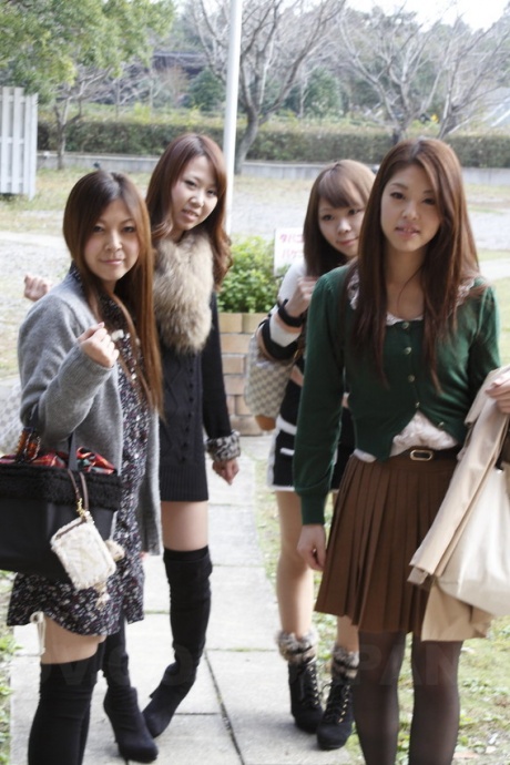 Японские свингеры собираются для группового секса на деревянном полу 1