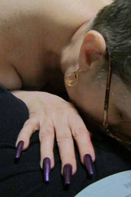 Толстая бабуля Банни Грэм сосет член и хватает свою огромную задницу перед сексом от первого лица на кровати 11