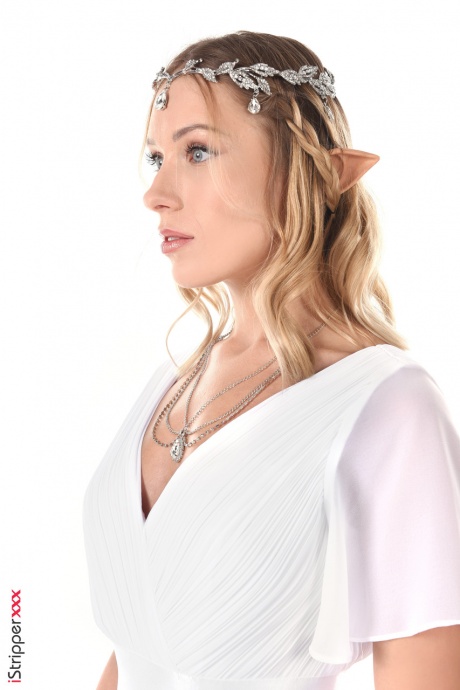 Великолепная блондинка Анжелика Грейс высовывает свой язычок после раздевания 3