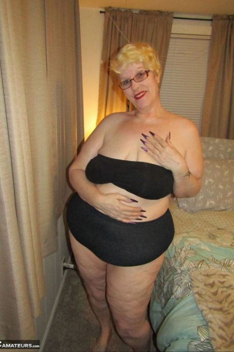 Толстая бабуля Банни Грэм сосет член и хватает свою огромную задницу перед сексом от первого лица на кровати 1