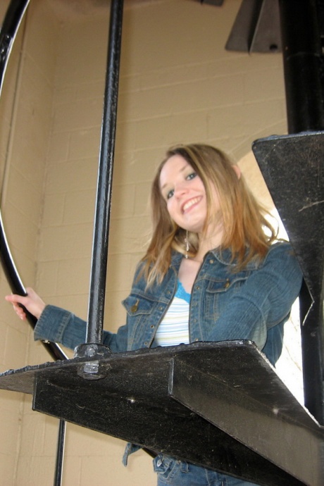 Симпатичная распутная молоденькая Шелби сверкает своими твердыми сосками у озера в общественном парке 11