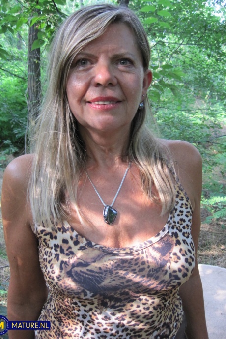 Зрелая леди занимается сексом от первого лица на расстеленном одеяле на открытом воздухе 1