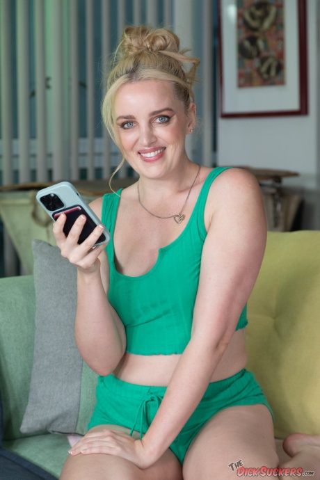 Блондинка Чарли Форд делает селфи перед тем, как заняться сексом от первого лица 1