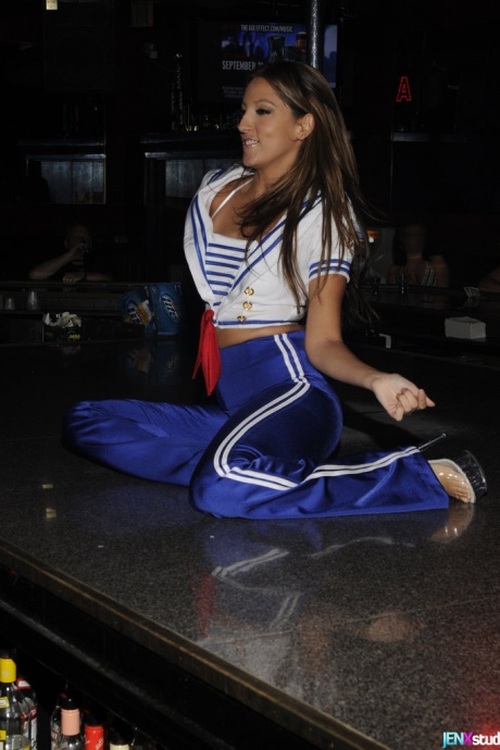 Кавказская стриптизерша отдает честь, прежде чем снять с себя одежду на сцене 4