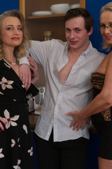 Зрелые блондинки делят молодого джентльмена во время секса втроем на кровати 3