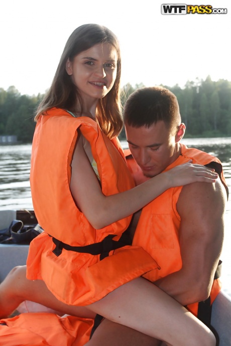 Два парня берут симпатичную девушку Анну Тейлор на лодку и трахают ее там 13