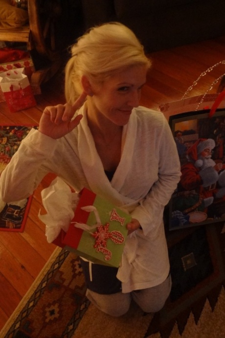 Горячую блондинку-любительницу застукали за этим занятием на различных откровенных снимках 6