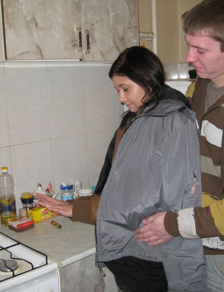 Молодые любовники занимаются жестким семейным трахом на кухне 2