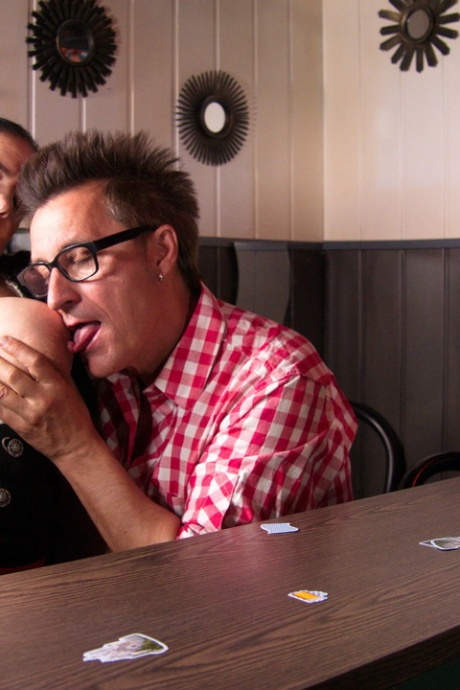 Тучная немецкая бабуля разливает пиво перед тем, как отсосать и трахнуться с клиентом 5