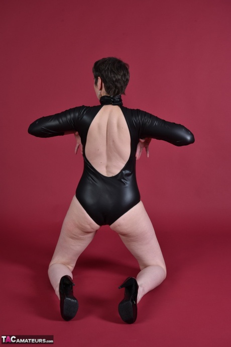 Коротко стриженная брюнетка постарше показывает свою лысую киску, моделируя полностью обнаженной 6