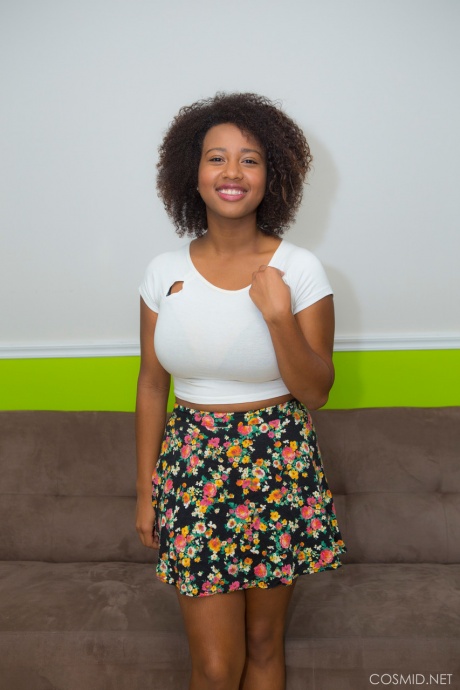 Сексуальная негритянка Уитни Уильямс демонстрирует свои большие соски и отвисшую грудь 1