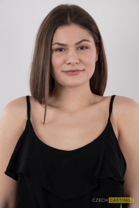 Брюнетка Тереза стоит обнаженной во время своего дебюта в обнаженном виде, прежде чем сесть 5