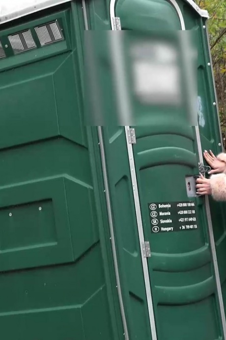 Блондинке Кэти Скай приходится сбросить джинсы и пописать на публике из-за запертого туалета 1