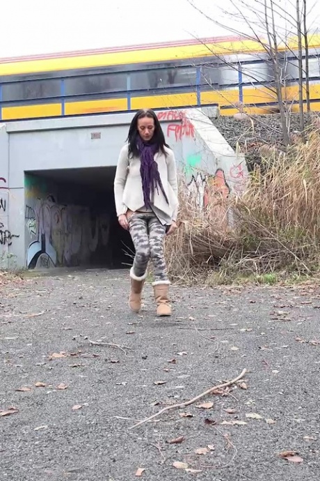 Эвелин Нил стягивает леггинсы, чтобы пописать 1