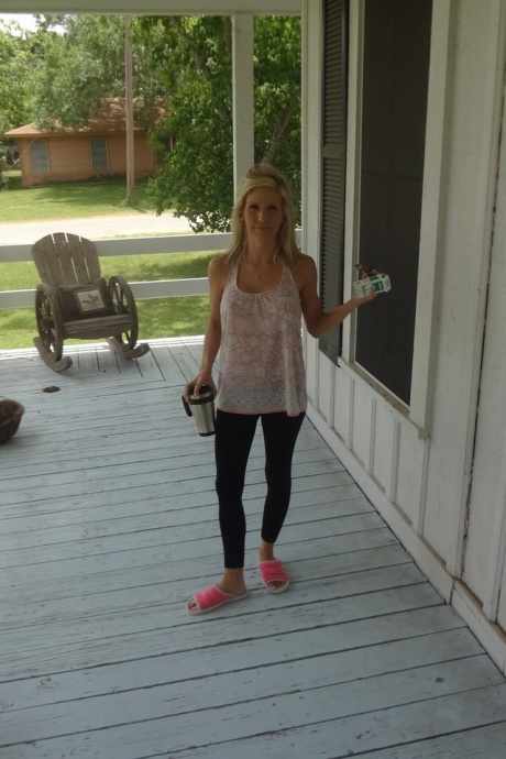 Горячую блондинку-любительницу застукали за этим занятием на различных откровенных снимках 10