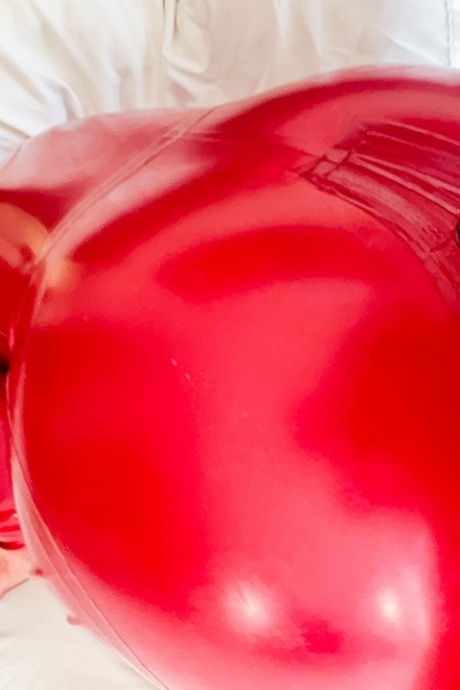 Лили Лу расстегивает молнию на красном латексном комбинезоне для траха от первого лица 13