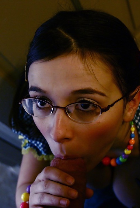 Молоденькая красотка в очках Энджел Джей дрочит сиськи старику 3