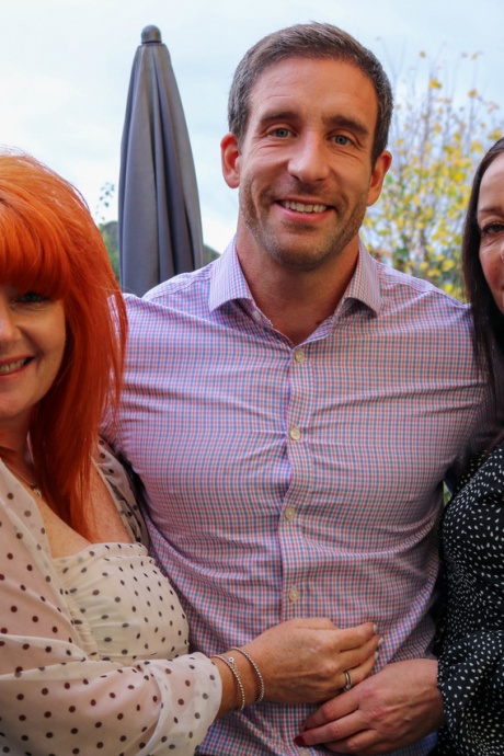 Зрелые бисексуальные женщины угощают продавца 