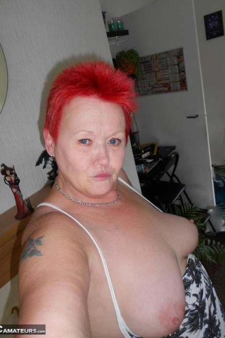 Рыжеволосая Вальгазмик постарше обнажила свои сиськи и пизду, делая селфи 2