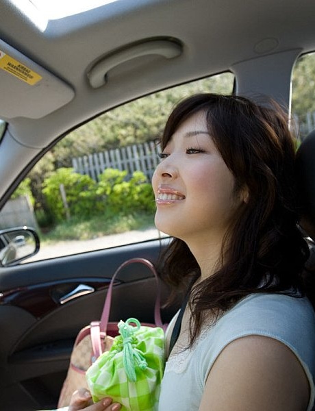 Молодая японская девушка Саки Кото обнажает свои сиськи и попку на пляже 7