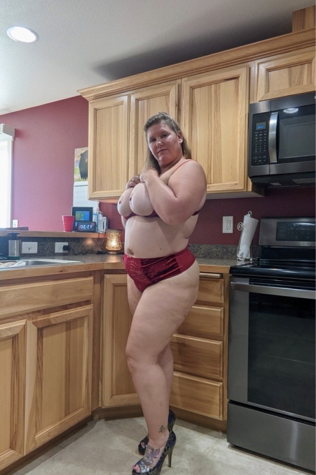 Грудастая любительница Крис Энн показывает свои большие сиськи и попку на своей кухне 9