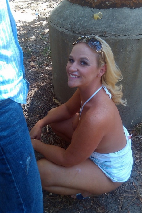 Любительскую блондинку Ди Сирен застукали за жестким сексом в общественном парке 17