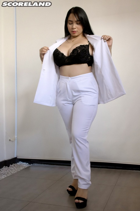 Толстая латиноамериканка Ким Велес обнажает свою большую грудь в нижнем белье-стрингах 2