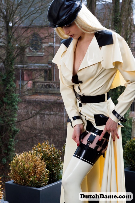 Горячая блондинка сверкает латексными подвязками, моделируя на открытом воздухе в резиновом наряде 10