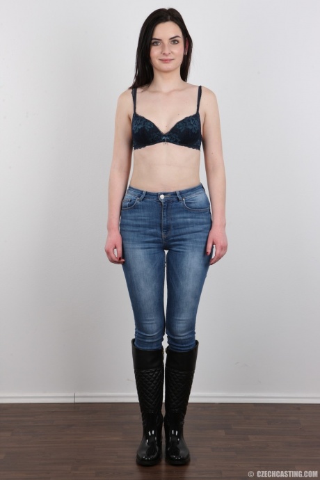 Брюнетка-любительница оживляет свою скучную жизнь, позируя в костюме для дня рождения 4