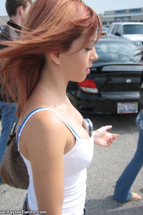 3 сестры демонстрируют свое нижнее белье под юбкой в общественных местах 1