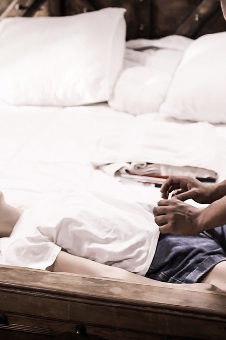 Молоденькая платиновая блондинка Хлоя Черри трахается со своим черным отчимом 5