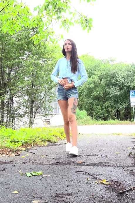 Темноволосой Мистике нужно пописать, находясь в пригороде 1