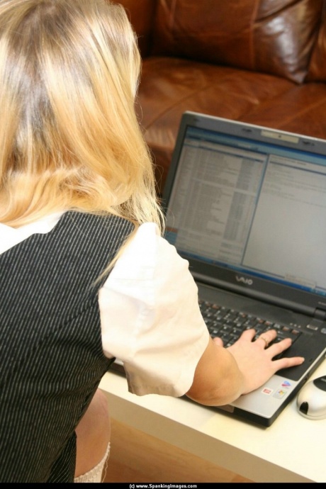 Белокурую студентку отшлепали по голой заднице после того, как ее поймали за плохими поступками 2