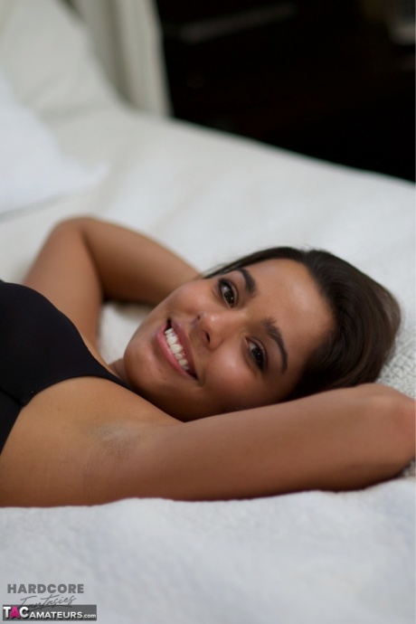 Сексуальная брюнетка Heavenly Smut дразнится на кровати в черном бюстгальтере и трусиках 8