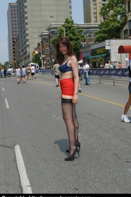 Модель-любитель бродит по людной улице в нижнем белье и поясе 7