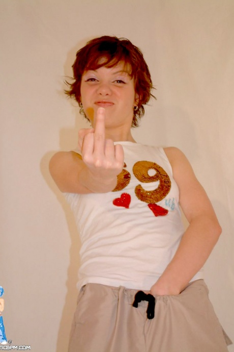 Молодая рыжеволосая Аполлина обнажает дерзкие сиськи, прежде чем уверенно позировать обнаженной 3