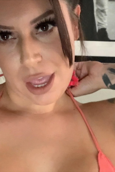 Татуированная цыпочка Тори смазывает кремом свою киску во время мастурбации секс-игрушками 5