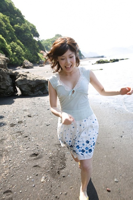 Молодая японская девушка Саки Кото обнажает свои сиськи и попку на пляже 5