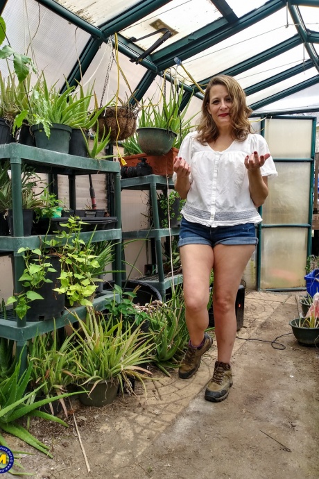 Пожилая любительница вставляет в свою бритую киску насадку для жарки индейки, полную спермы 1