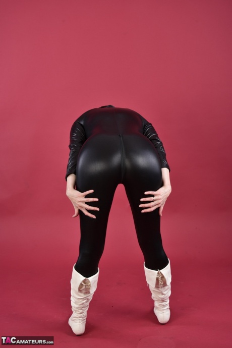 Горячая мамаша-модель соло расстегивает молнию на комбинезоне, чтобы обнажить свои сиськи и пиздатые сапоги 4