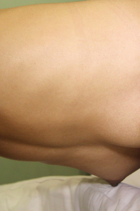 Худенькая тайская девушка Пинг принимает член иностранца в свою киску на посадочной полосе 7