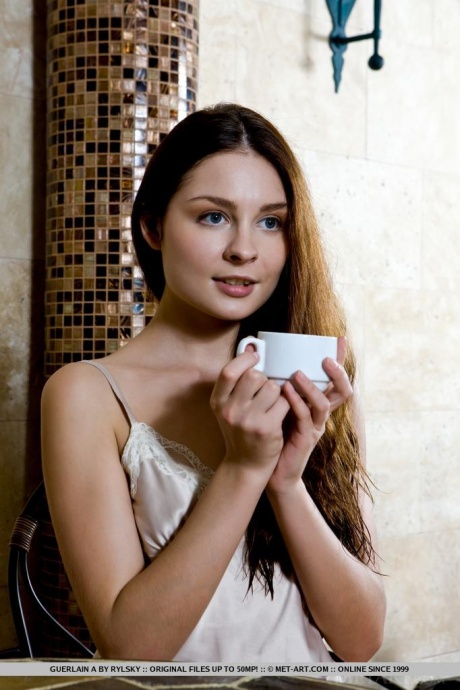 Стройная русская девушка Guerlain A показывает свою щетину подмышками и кустики в обнаженном виде 1