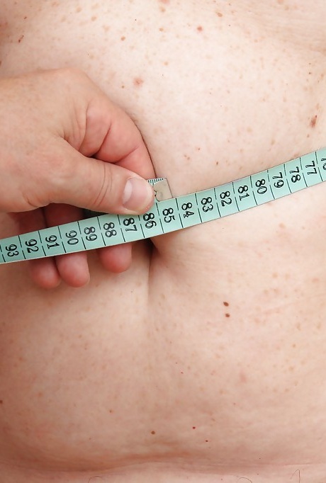 Жирную бабулю с небритой пиздой осматривает развратный гинеколог 2