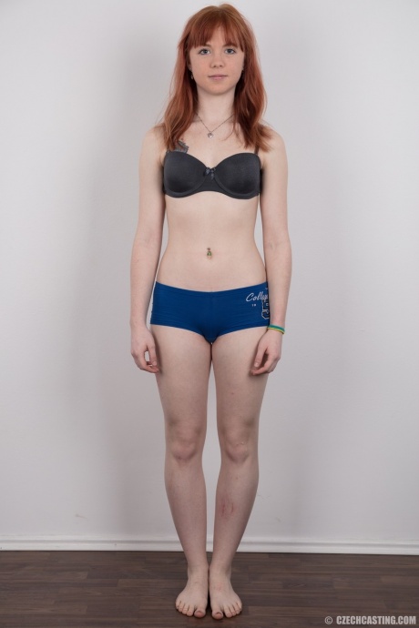 Симпатичная рыжеволосая любительница обнажает свою едва набухающую грудь, когда раздевается 6