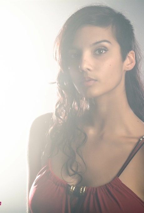 Красивая женщина Дези снимает свое платье, чтобы обнажить свои большие натуральные сиськи 13