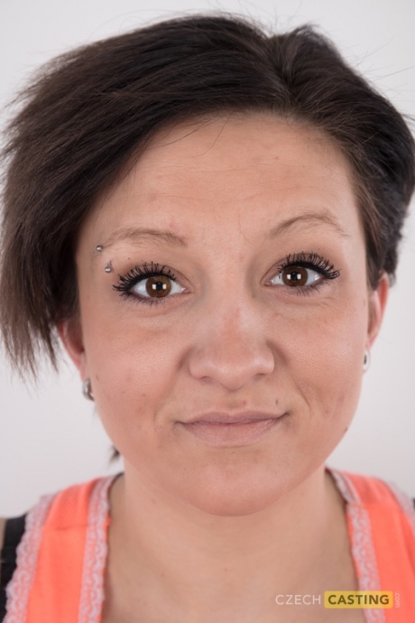 Татуированная любительница Миса показывает свою подстриженную киску после полного раздевания 1