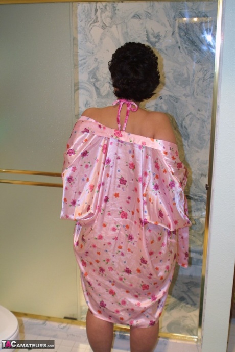 Женщина с избыточным весом Реба дебютирует обнаженной во время принятия душа 1