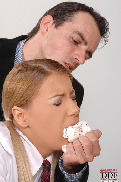 Молодую школьницу отшлепали по голой заднице перед вставкой анальной пробки 3